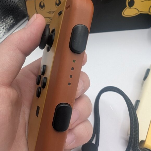 Nintendo Switch Console Pikachu & Eevee Pokémon Lets Go 2018 Edition w/ Pokeball - Picture 4 of 8